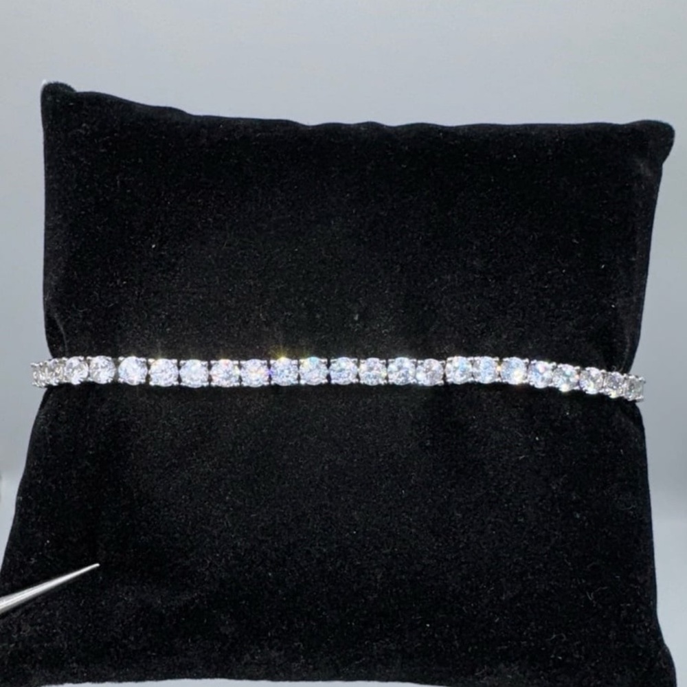 18k 9.2ct Tennis Bracelet - Picture 4 of 8